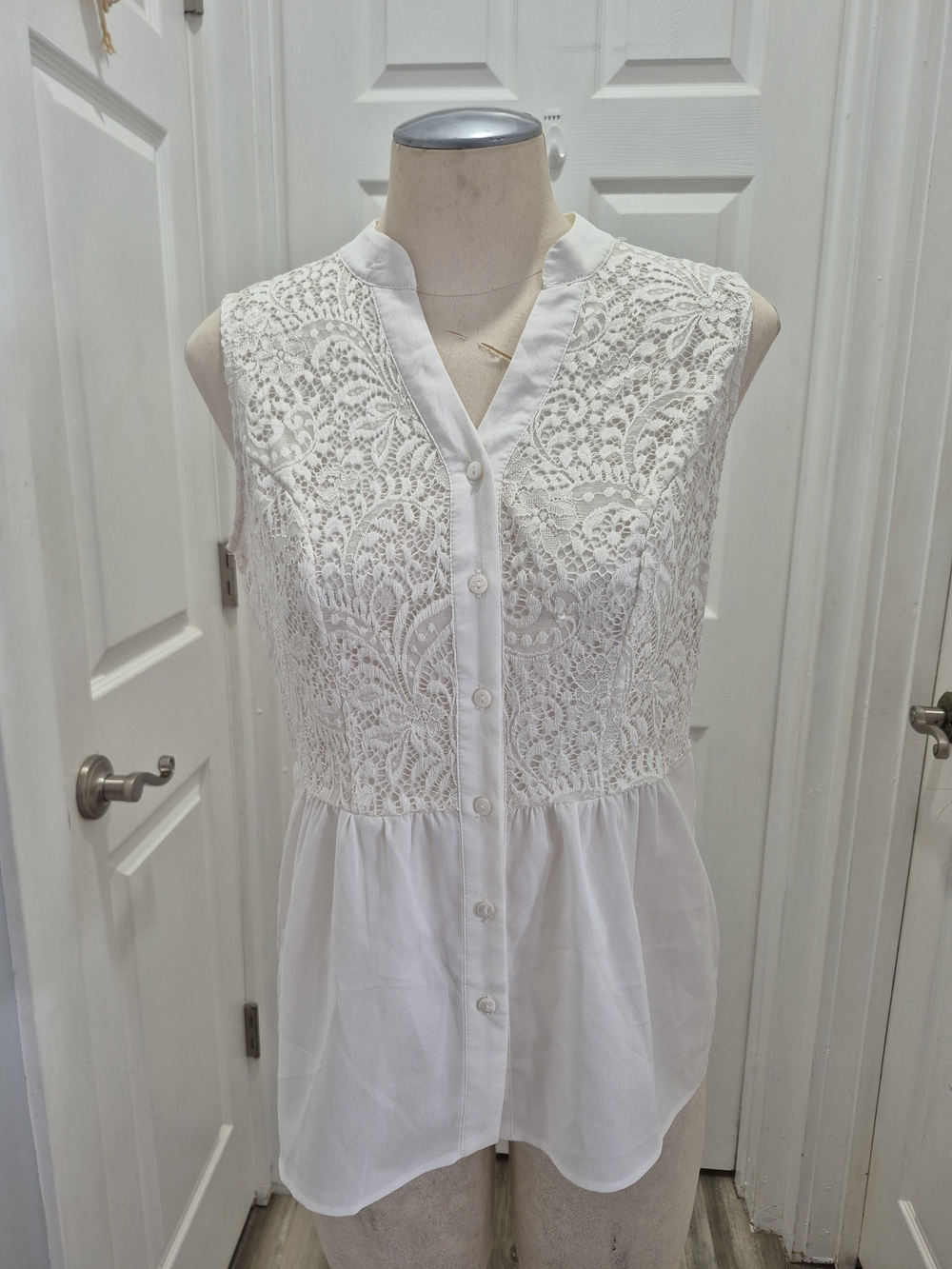 Maurices White Sleeveless Lace Button-Front Camisole